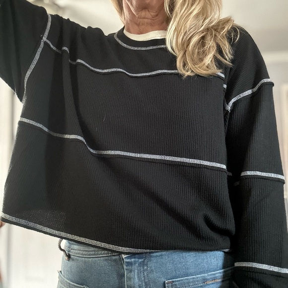 “Hollister” waffle cropped top w/raw edge & contrast stitching -jr sz L - Picture 2 of 13